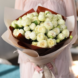 Букет из 15 веток кустовой розы Сноу Волд