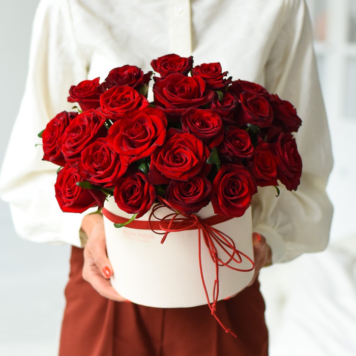 Цветы в коробке Розы "Красный бархат"