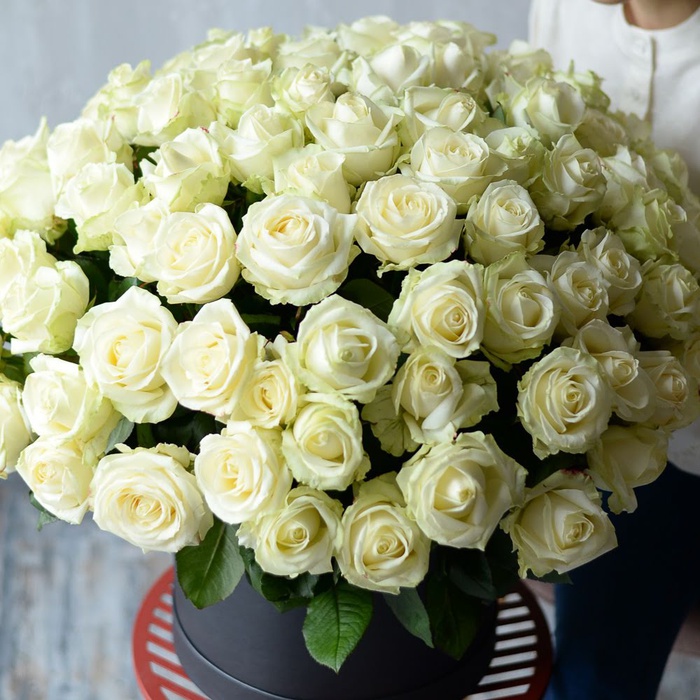 Цветы в коробке "101 белая роза"