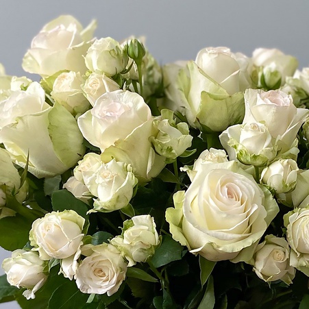 Букет из 31 белой микс розы