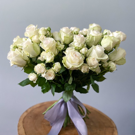 Букет з 31 білої мікс троянди