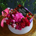 Коробка з квітами і цукерками