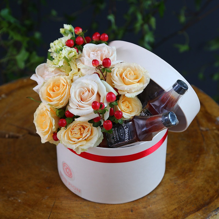 Цветы в коробке "Розы с мылом виски"