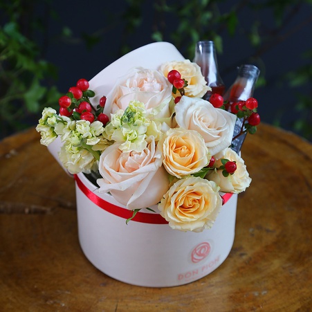 Цветы в коробке "Розы с мылом виски"