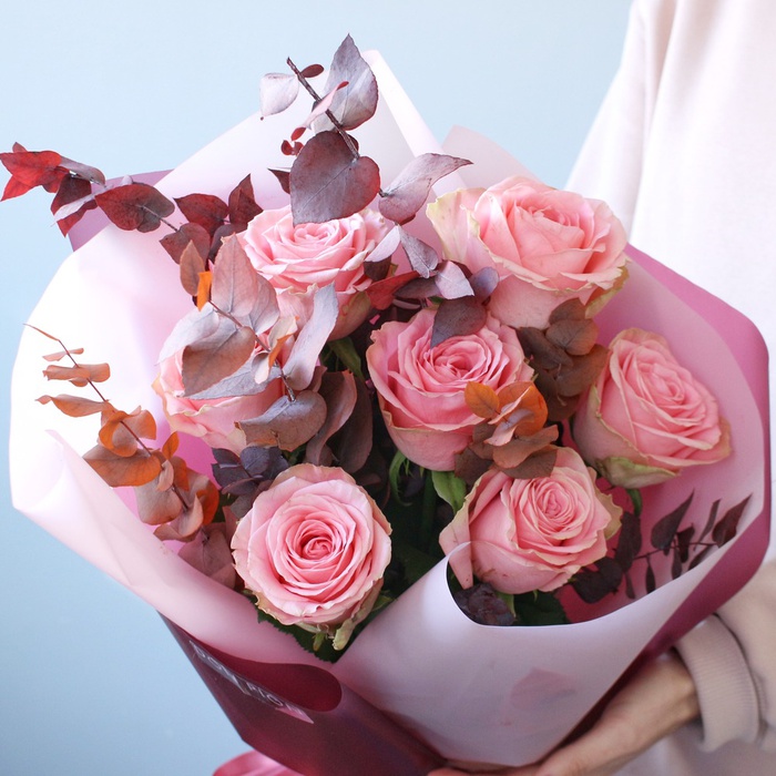 Букет 7 роз Софи Лорен с эвкалиптом