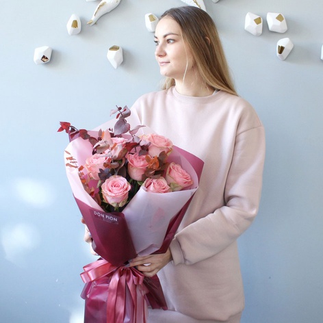 Букет 7 троянд Софі Лорен з евкаліптом
