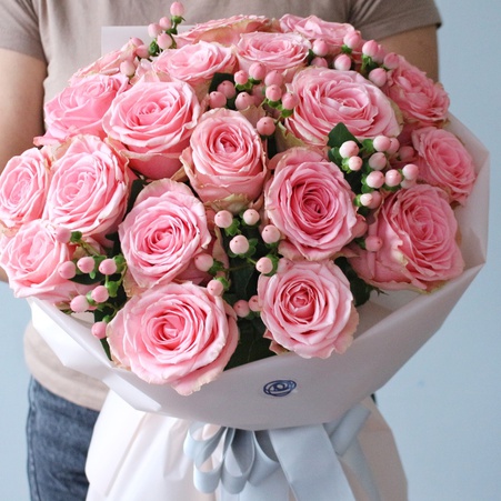 Букет 19 роз Софи Лорен с хиперикумом