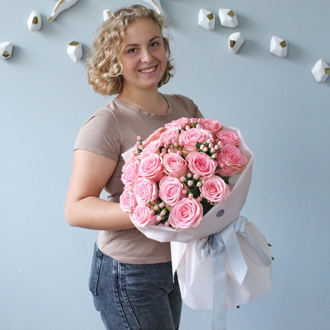 Букет 19 троянд Софі Лорен з хіперікумом