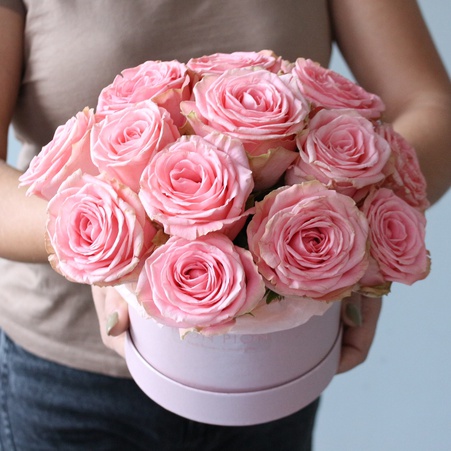 Цветы в коробке "15 роз Софи Лорен"