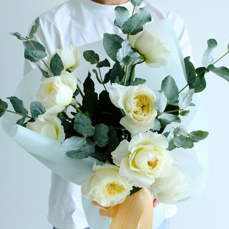 Букет 9 троянд Девід Остін з евкаліптом