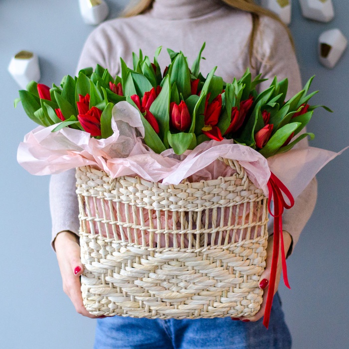 Цветы в плетенной сумке "51 красный тюльпан"