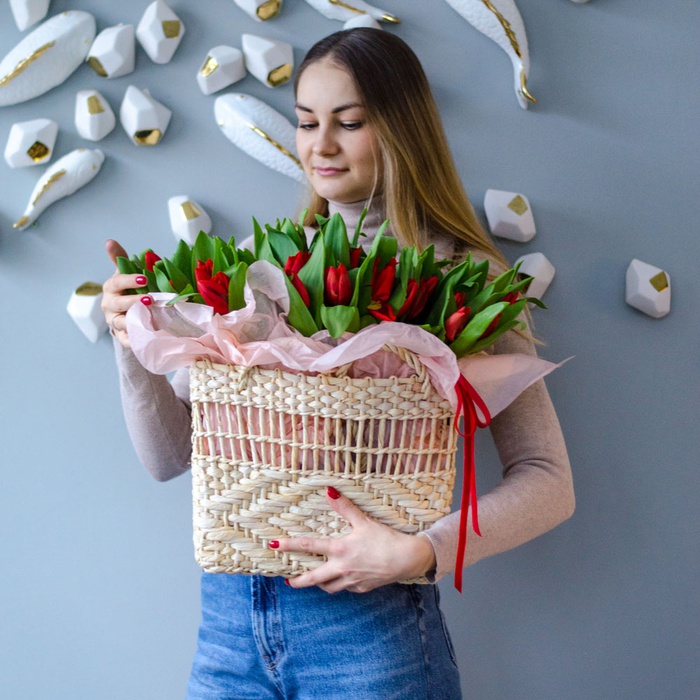 Цветы в плетенной сумке "51 красный тюльпан"