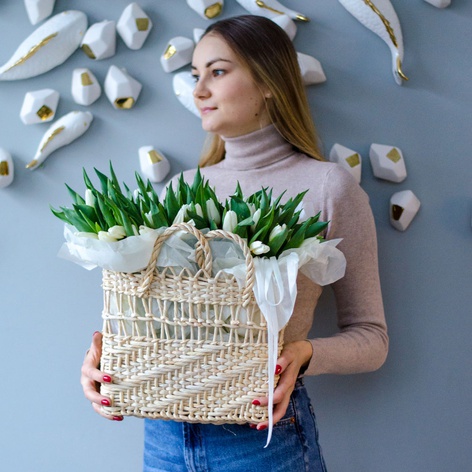 Цветы в плетенной сумке "51 белый тюльпан"
