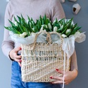 Квіти в плетеній сумці "51 білий тюльпан"