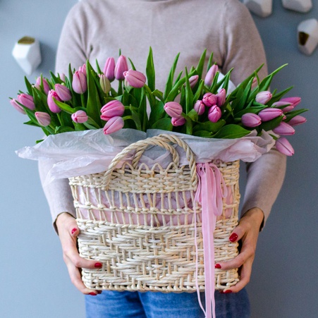 Цветы в плетенной сумке "51 розовый тюльпан"