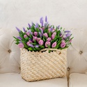 Цветы в плетенной сумке "51 сиреневый тюльпан дабл"