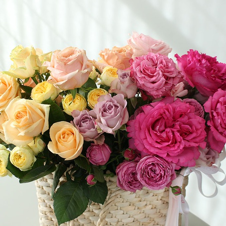 Цветы в плетенной сумке "Радостный микс роз"
