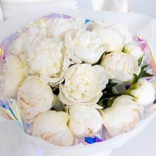 Букет 15 белых пионов