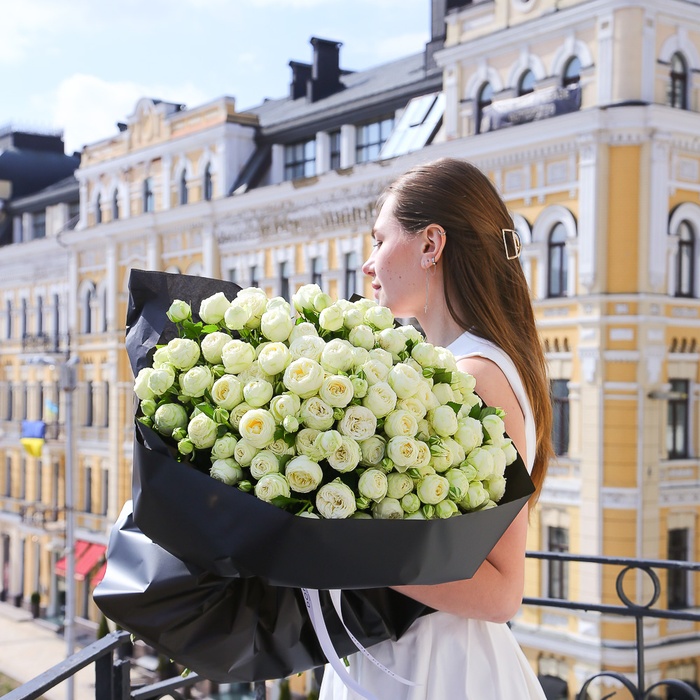 Букет из 21 веток кустовой розы Сноу Волд