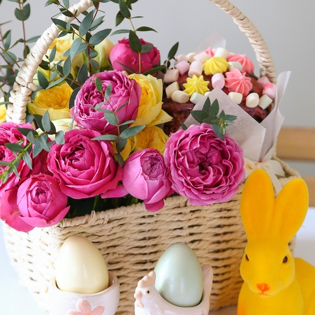 Цветы в корзине "Сладкие праздники"