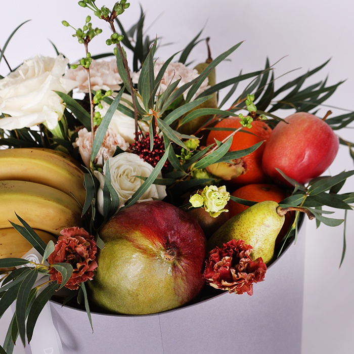 Коробка с цветами и фруктами "Фуршет"
