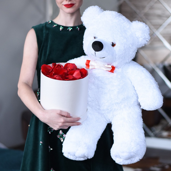 Подарунковий набір "Білий ведмедик з пелюстками троянд"