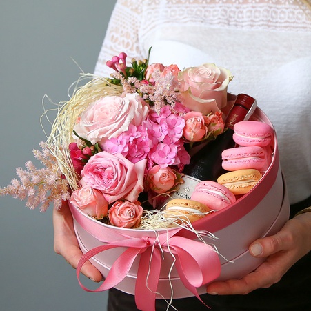 Подарочный набор с макарунами и цветами