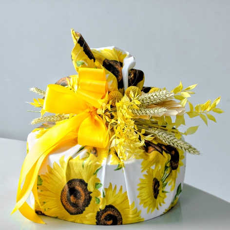 Подарочный набор "Торт киевский в цветочной салфетке"
