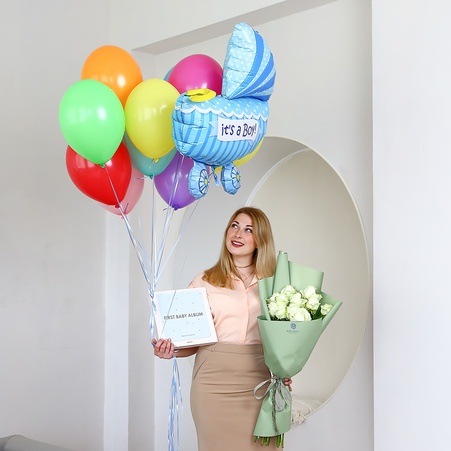 Подарунковий набір з троянд, кульок і фотоальбому для дитини на виписку