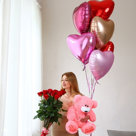 Подарочный набор из 15 роз, шариков и мягкой игрушки