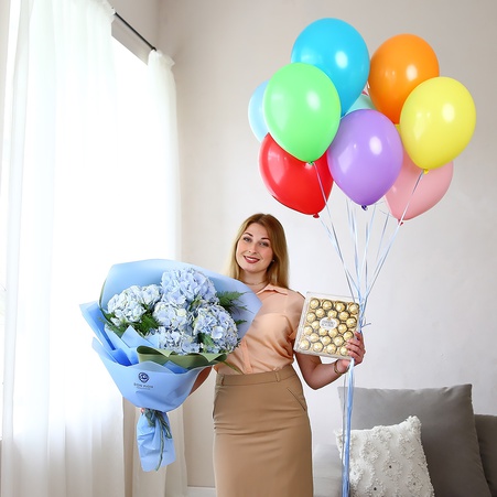 Подарочный набор из букета гортензий, шариков и коробки конфет