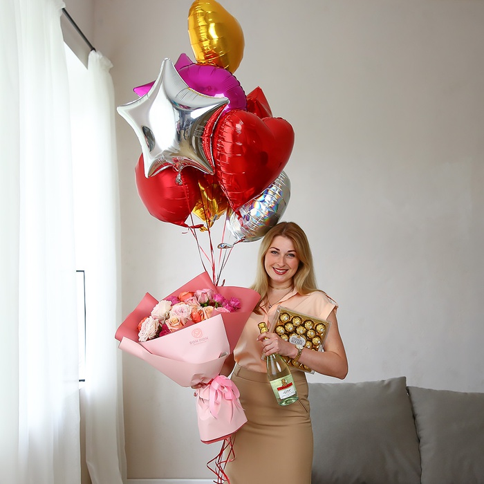 Подарунковий набір "Букет з троянди мікс з кульками та подарунками"