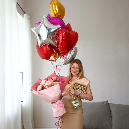 Подарочный набор "Букет из розы микс с шариками и подарками"