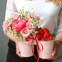 Подарочный набор с цветами и сезонными ягодами "Вкус лета"