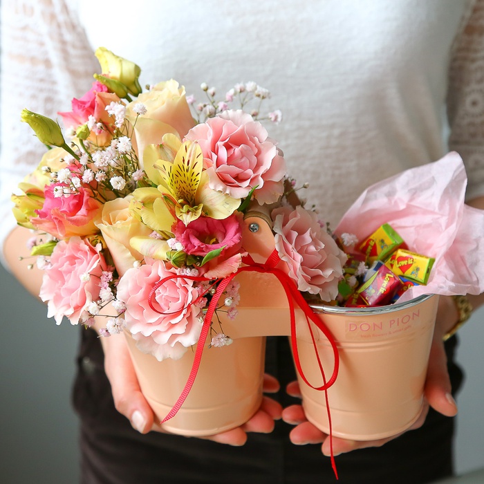 Подарунковий набір з квітами і жуйками "Солодкий настрій"