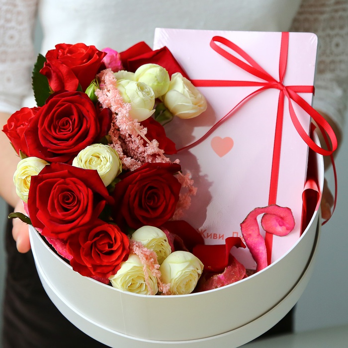 Подарочный набор с цветами и блокнотом
