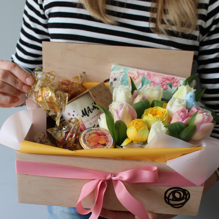 Подарочный набор с цветами и сладостями "Яркие впечатления"