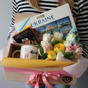 Подарунковий набір з квітами та солодощами "Україна"