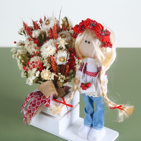 Інтер'єрна лялька з букетиком сухоцвітів "Українка у джинсах"