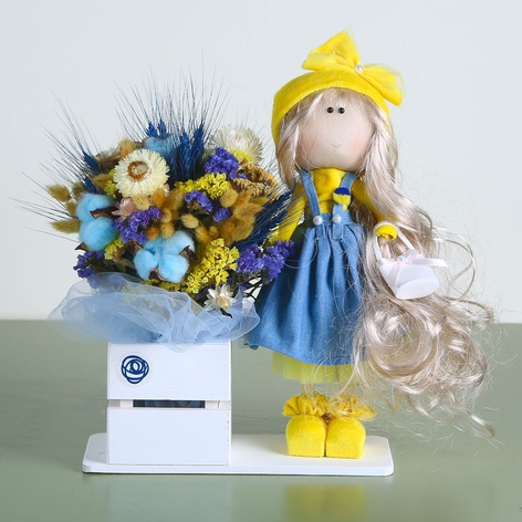 Інтер'єрна лялька жовто-блакитна з букетиком сухоцвітів