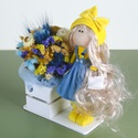 Интерьерная кукла желто-голубая с букетиком сухоцветов