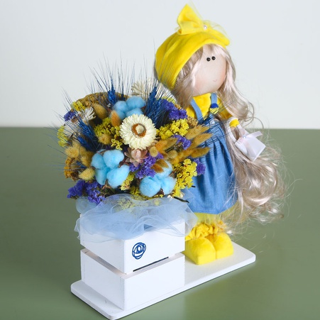 Інтер'єрна лялька жовто-блакитна з букетиком сухоцвітів