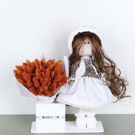 Интерьерная кукла с букетиком сухоцветов