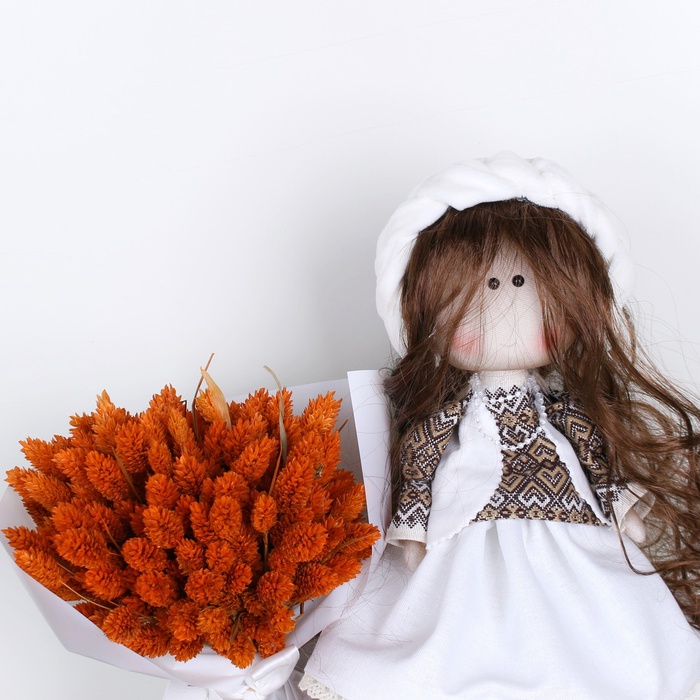 Интерьерная кукла с букетиком сухоцветов