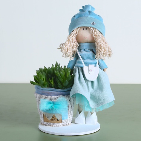 Интерьерная кукла с растением