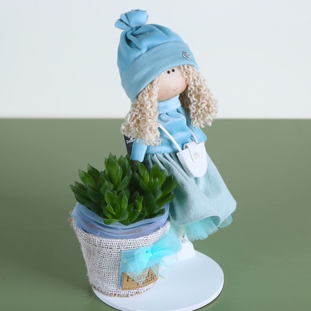 Интерьерная кукла с растением