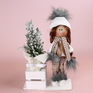 Интерьерная кукла с растением