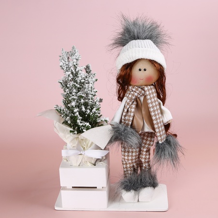 Интерьерная кукла с растением