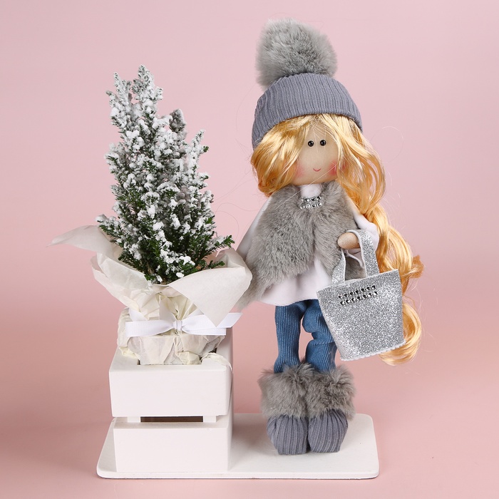 Интерьерная кукла с растением