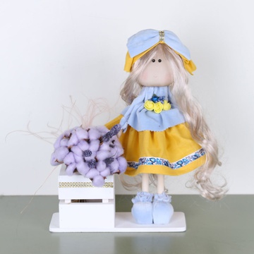 Інтер'єрна лялька з букетиком з бавовни